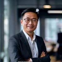 张伟，磁力网站创始人兼首席执行官，在明亮的办公室内面对镜头微笑，神情自信沉稳